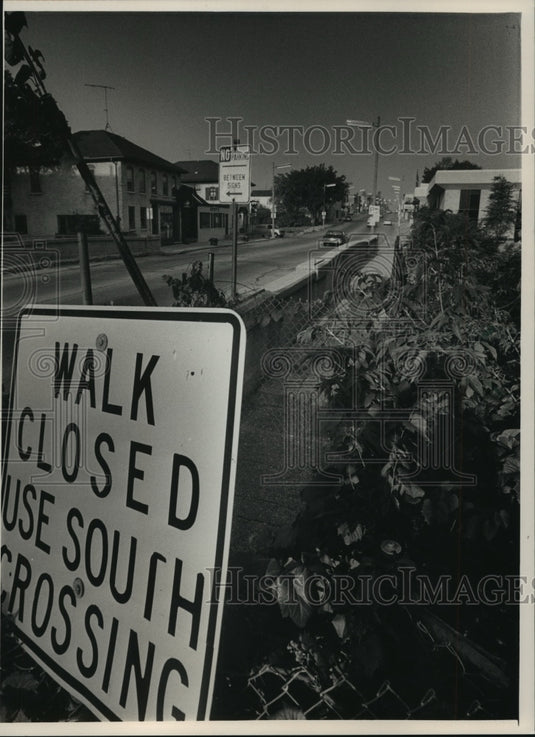 1988 Press Photo Menomonee Falls, chain link fence to stop people, Wisconsin. - Historic Images