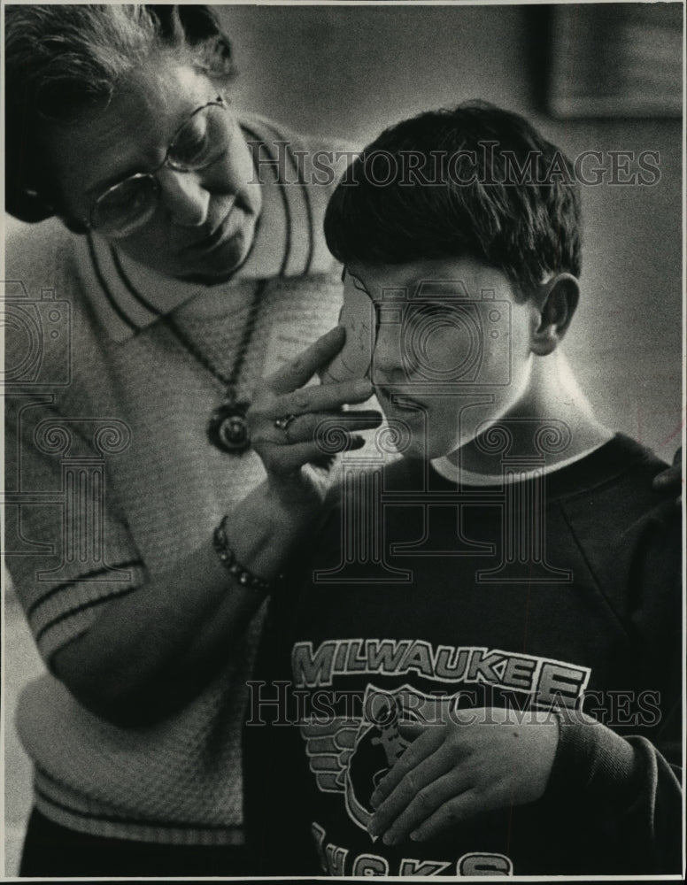 1989 Press Photo Kurt Kreiter has his vision checked by Ann Esser, Wisconsin.