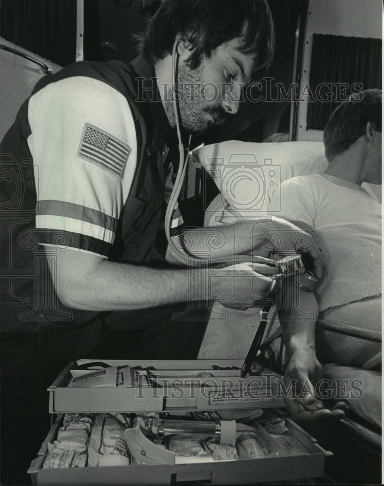 1985 Press Photo Lieutenant Hansen of Grafton Fire Department, Wisconsin - Historic Images