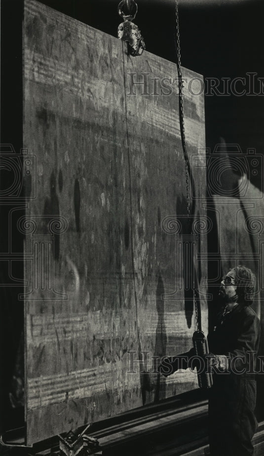 1988 Press Photo Mike Glander, Hoisting A Metal Plate, Glander Metal Works - Historic Images