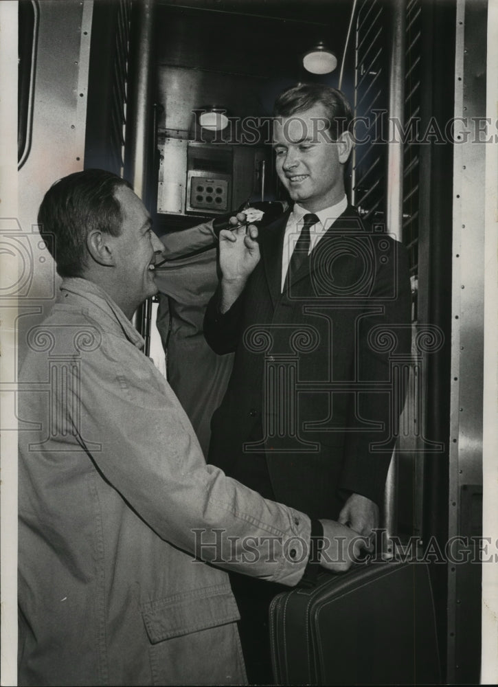 1964 Press Photo Robert Cunningham greeted Michael Goldwater, Wisconsin.-Historic Images