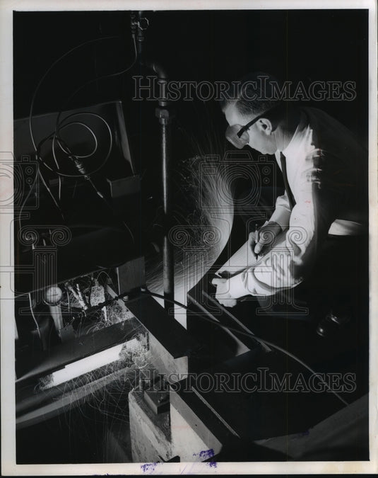 1962 Press Photo Engineer Tests Landing Gear at Goodyear Tire & Rubber Company - Historic Images