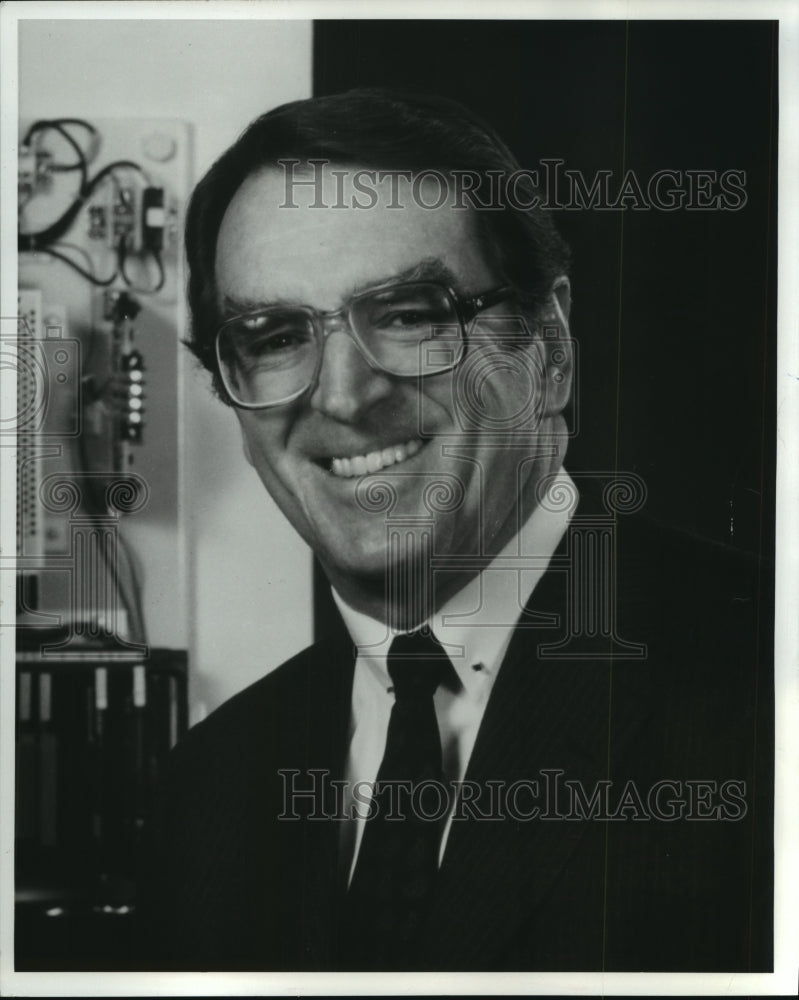 1985 Press Photo William W. Goessel, Director, Superior Die Set, Smiles in Photo - Historic Images
