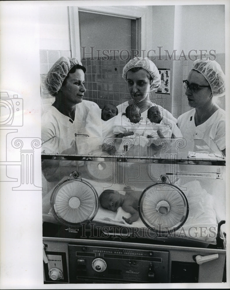 1965 Press Photo Nurses Holding Graff Quadruplets at Kenosha Memorial Hospital-Historic Images