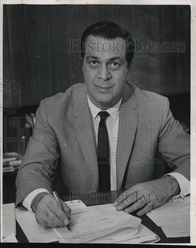 1967 Press Photo Richard P. Gousha Superintendent, sparks new ideas, Milwaukee.-Historic Images