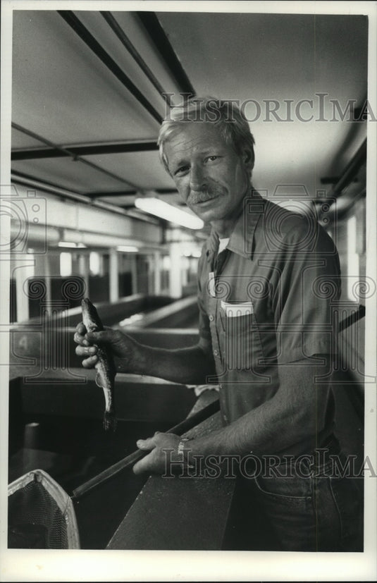 1991 Press Photo Tony Grabowski examines a saugeye, Milwaukee - mjb29410 - Historic Images
