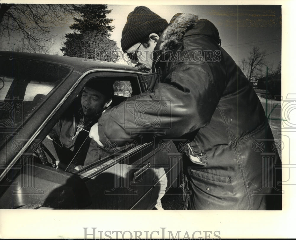1967 Press Photo Arthur Sellhausen Signs Petition Offered by Terry Duda - Historic Images