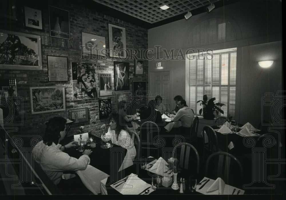 1991 Press Photo Diners enjoy the atmosphere at Chip and Py&#39;s, Mequon, Wisconsin - Historic Images