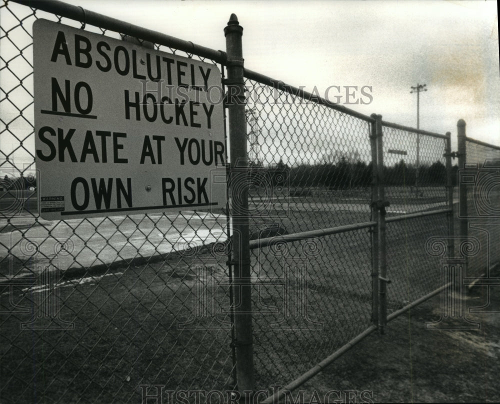 1993 Press Photo Sign at Skating Rink behind Mequon City Hall, Wisconsin - Historic Images