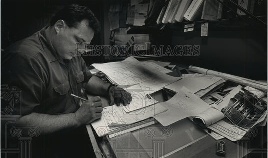 1991 Press Photo Santo Joseph Farina looking over plans in Mequon Wisconsin - Historic Images
