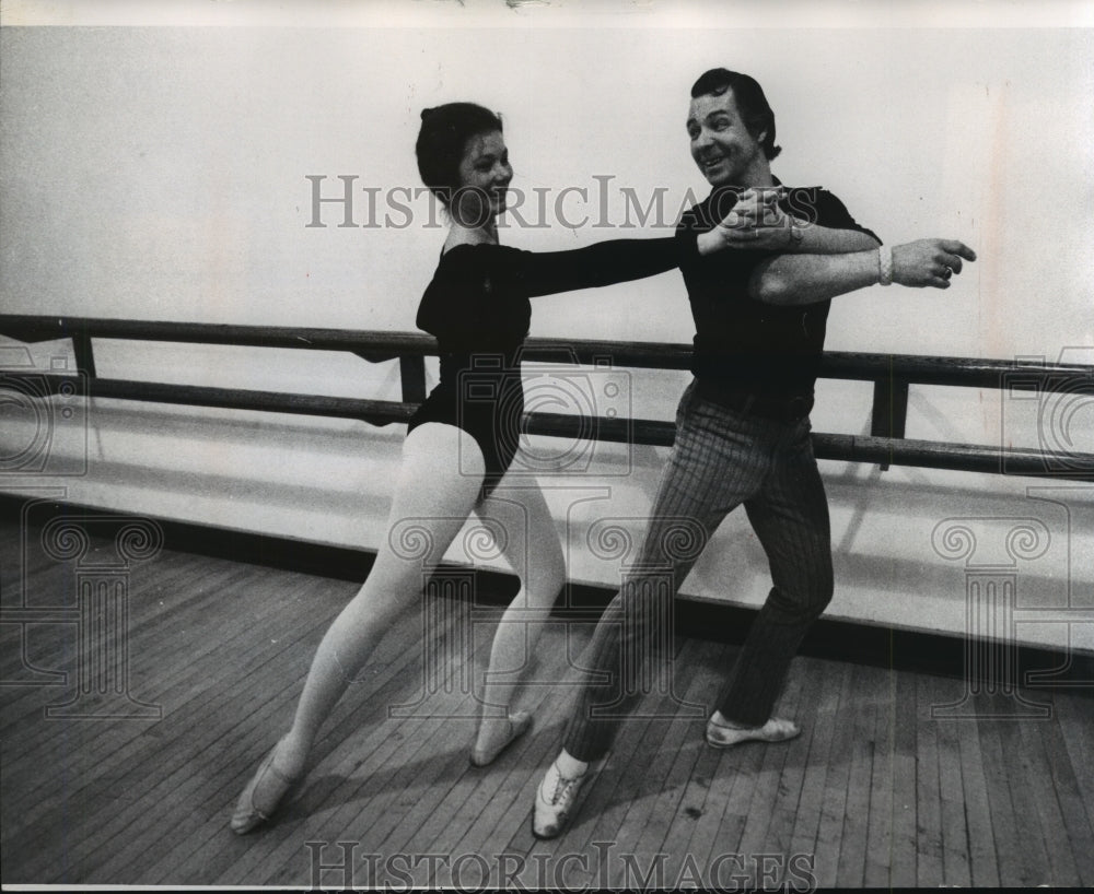 1974 Press Photo Jury Gotshalks, Kathleen Bestrom, work together on ballet. - Historic Images