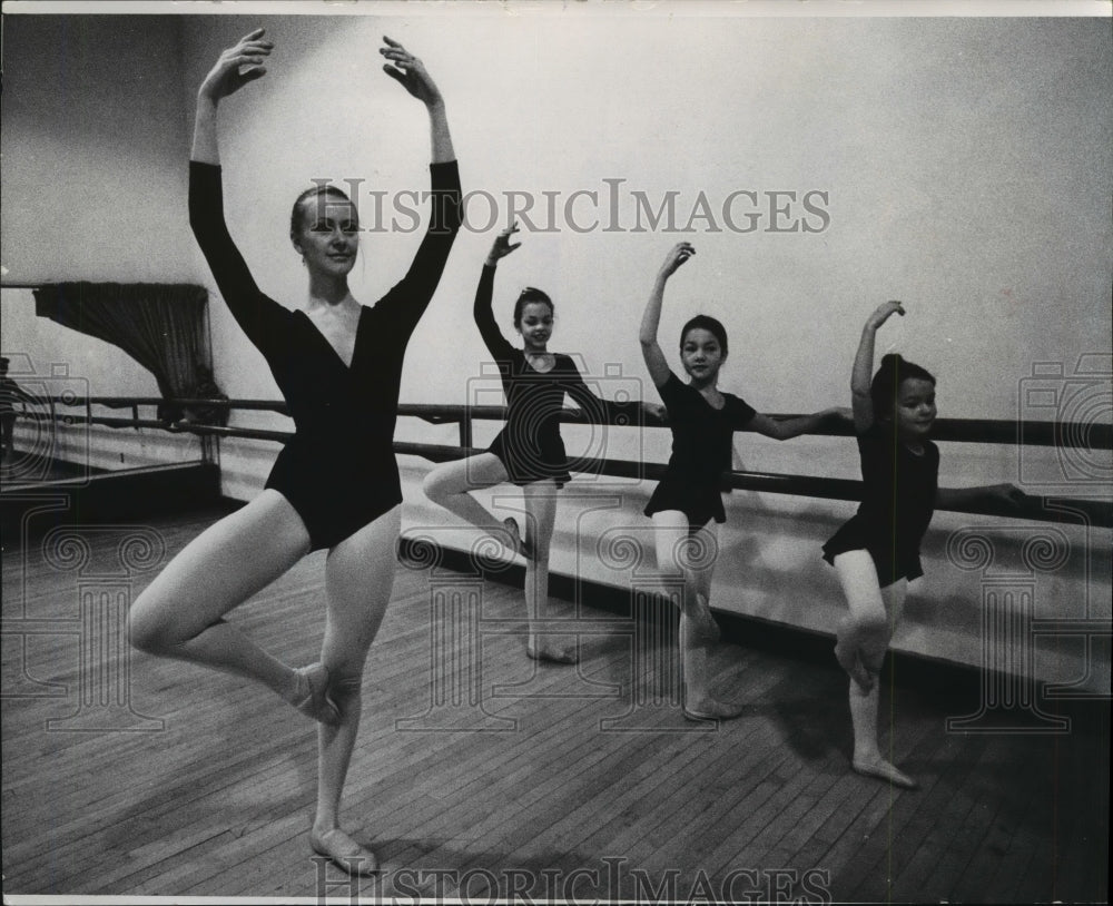1974 Ballerina Judy Gotshalks and her students-Historic Images