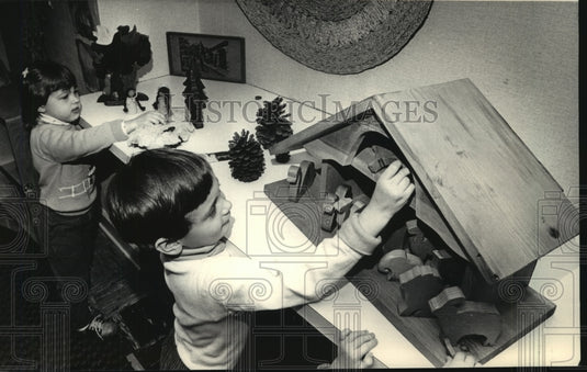 1987 Press Photo Children play at Sunnymeadow School in  Grafton, Wisconsin - Historic Images