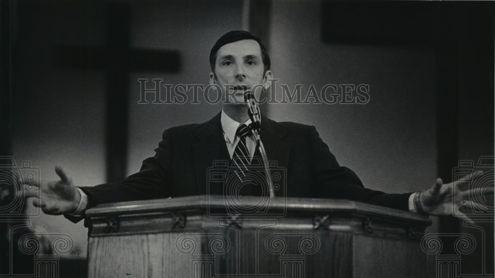 1986 Press Photo Rev. David Barbadis, Falls Baptist Church in Menomonee Falls - Historic Images