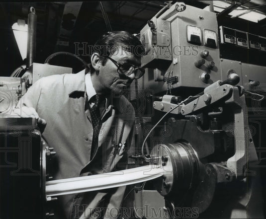 1989 Press Photo Bob Steele Checks Plastic Extrusion Emerging from Die - Historic Images