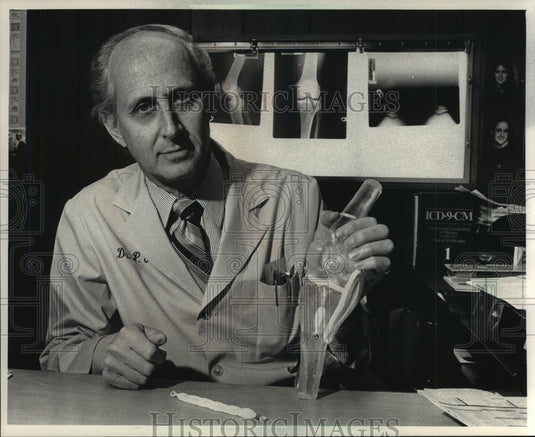 1986 Press Photo Paul Jacobs, Milwaukee, Wisconsin Orthopedic Surgeon - Historic Images