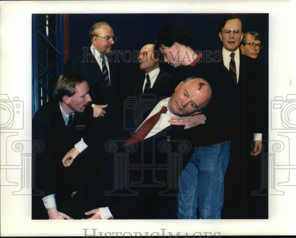 1991 Press Photo Madam Tussaud&#39;s Wax Museum, Amsterdam, Removes Soviet Leader - Historic Images