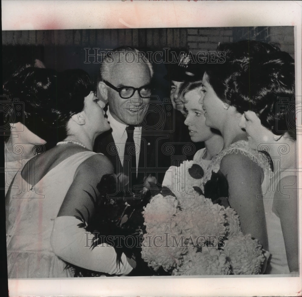 1964 Press Photo Senator Barry Goldwater and Goldwater Girls Teaneck, New Jersey - Historic Images