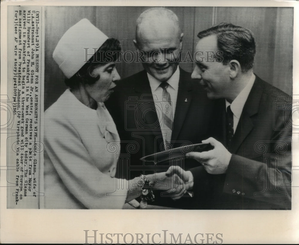 1965 Press Photo Annie Glenn receives a plate from Frankfurt Mayor, Willy Brandt-Historic Images