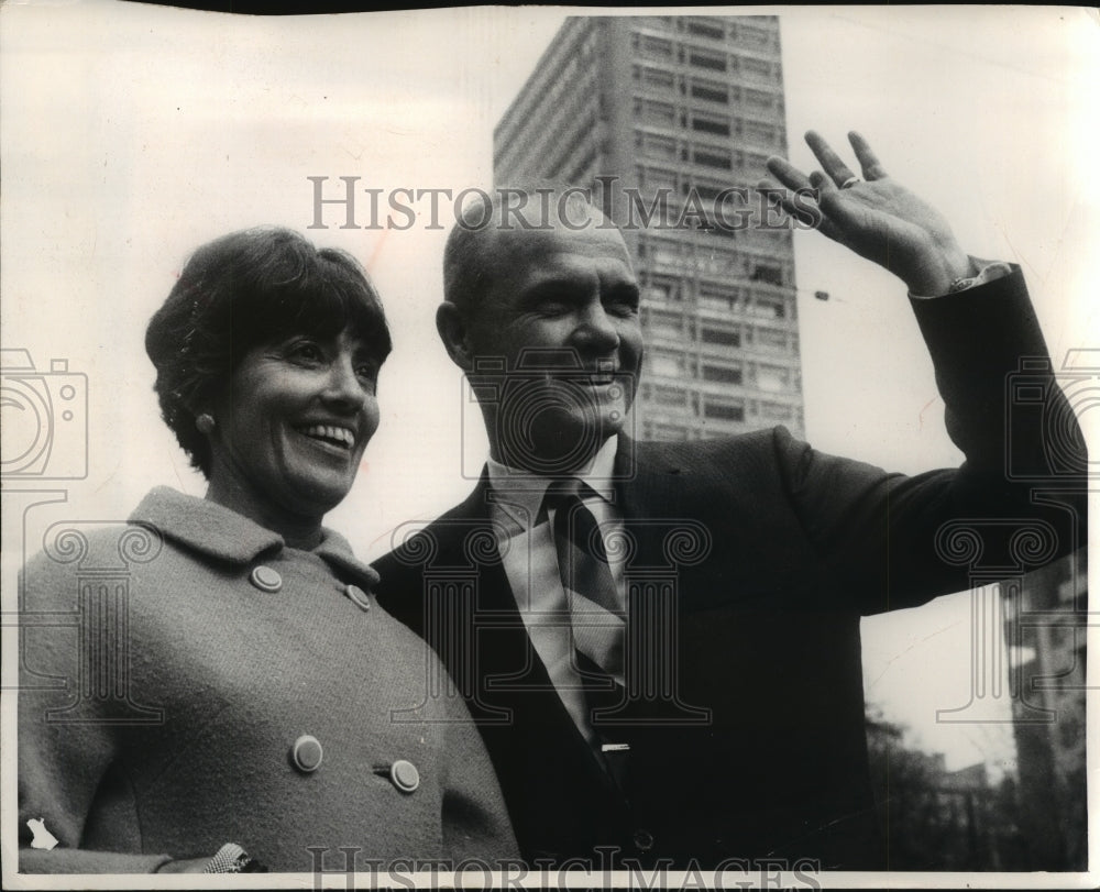 1967 Press Photo John Glenn and wife, Ann, wave while in Milan, Italy. - Historic Images