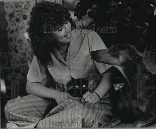 1984 Press Photo Maria Glinski and pets at her veterinary practice in Glendale. - Historic Images
