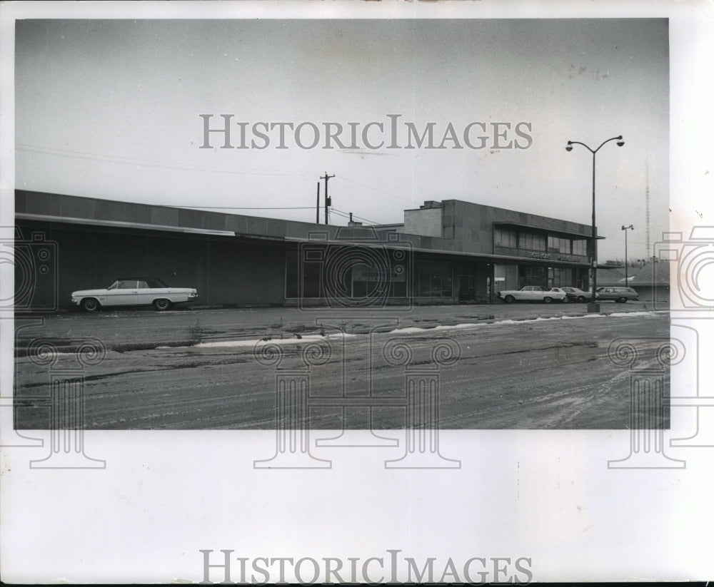 1968 Press Photo Vacant building and parking lot in Glendale, Wisconsin - Historic Images