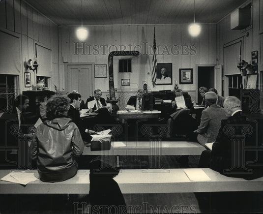 1986 Press Photo Glendale Common Council has meeting in old Town Hall, Wisconsin - Historic Images