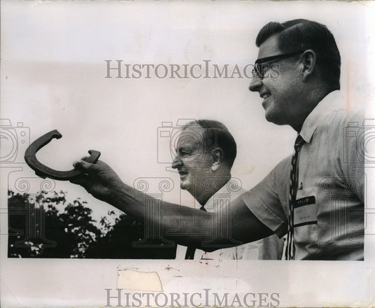 1966 Press Photo Herbert A. Goetsch & Lloyd Knapp play horseshoes, Veterans park - Historic Images