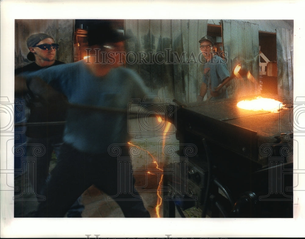 1994 Press Photo Bob Johnson, Josh Johnson, and Andy Selk mix glass in Plymouth - Historic Images