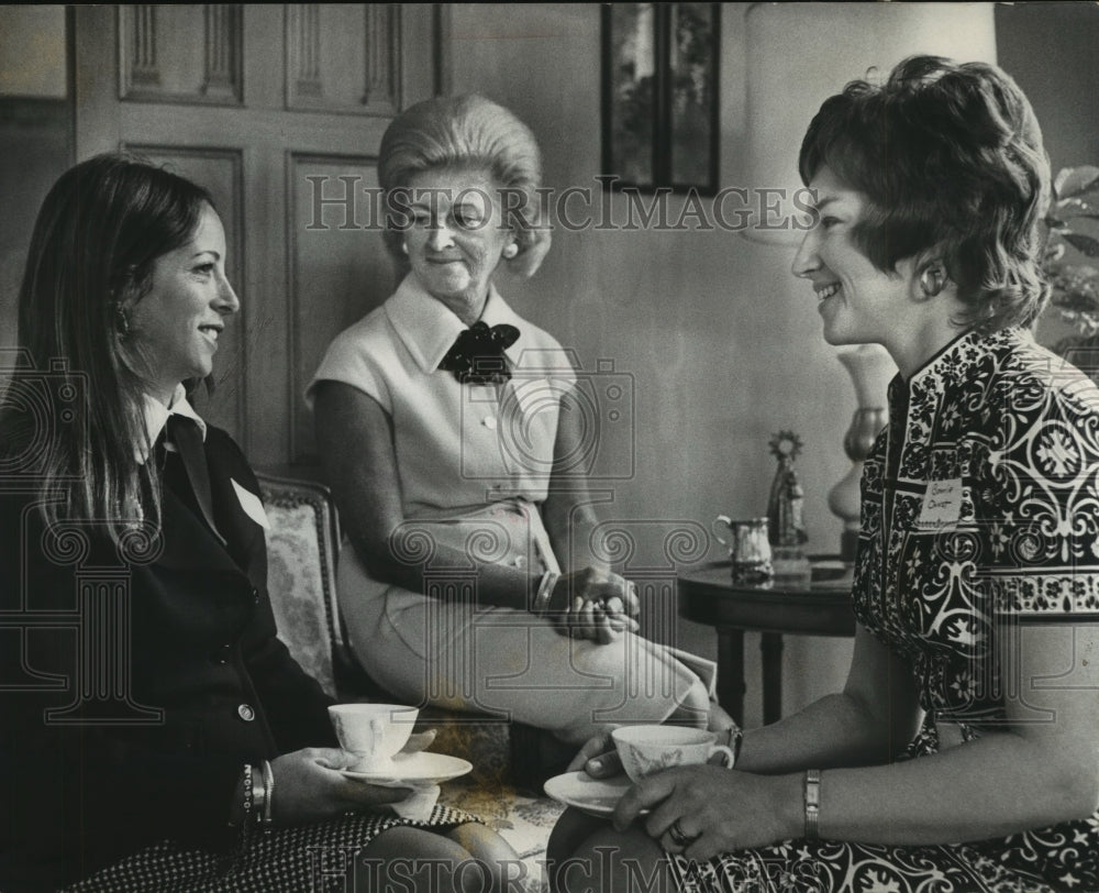 1973 Press Photo Mrs. John Godfrey, Mrs. Alan Sunshine, Mrs. Robert Ornst at Tea-Historic Images