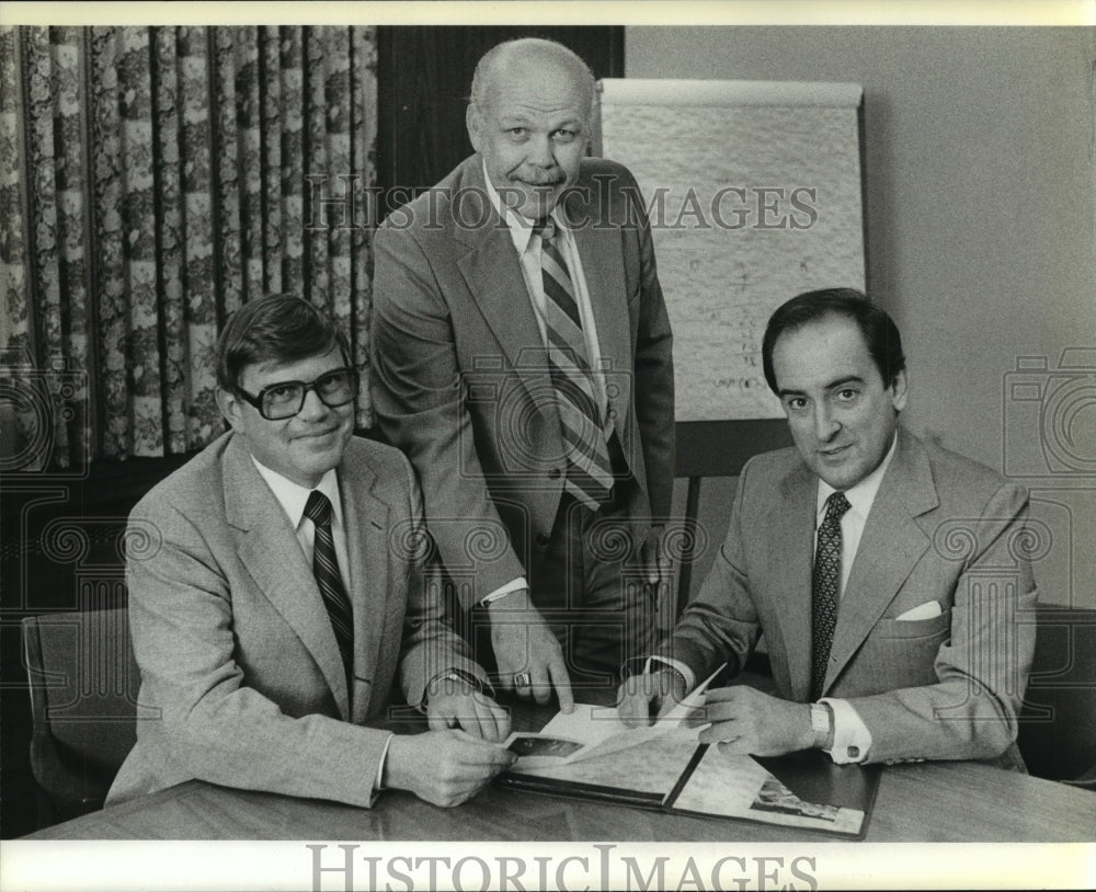1980 Press Photo Roberto Goizueta with president &amp; vice president of Aqua-Chem - Historic Images