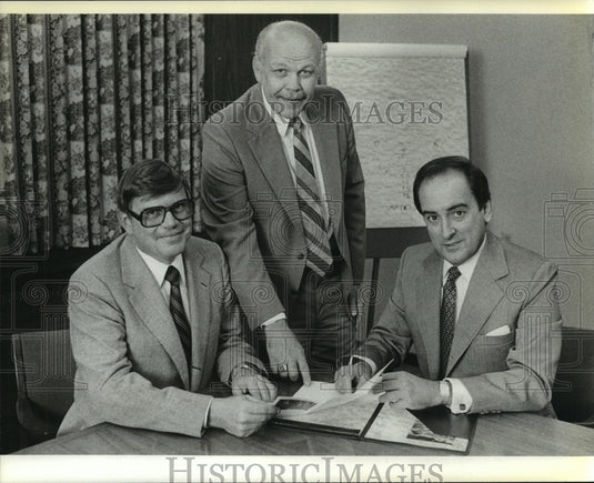 1980 Press Photo Roberto Goizueta with president & vice president of Aqua-Chem - Historic Images
