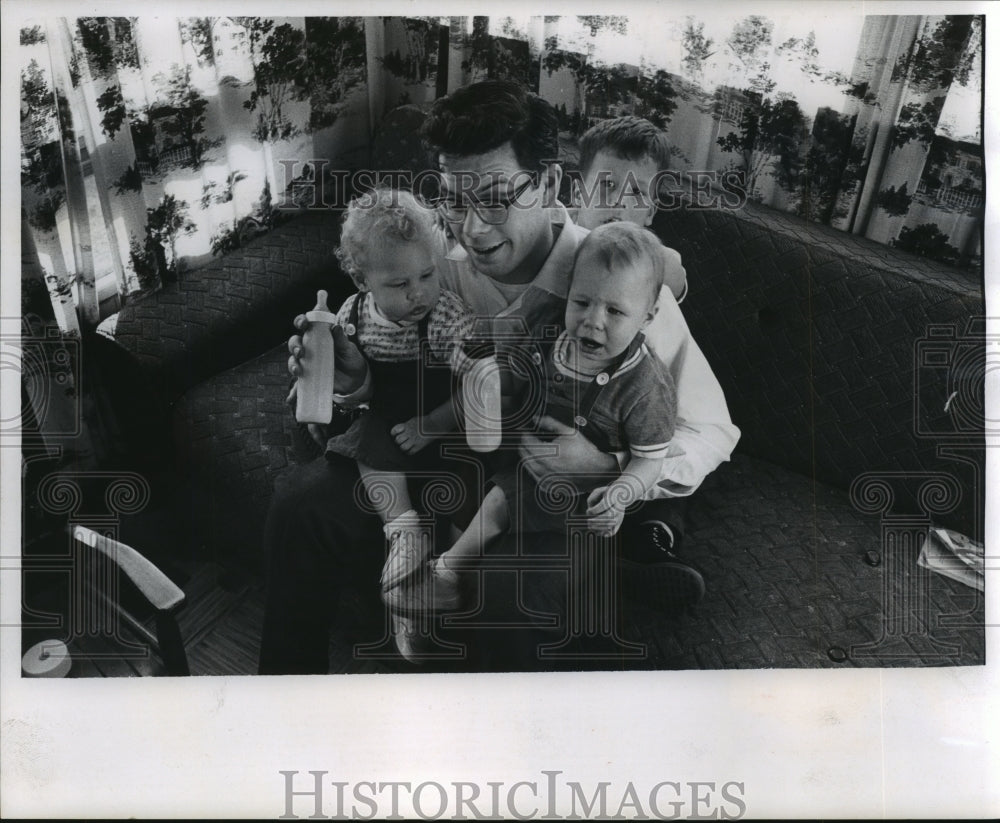 1965 Press Photo Robin Graff, Kenosha, Cuddles Children, Joel, Jill, and Martin- Historic Images