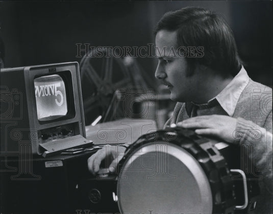 1977 Press Photo Steve Olson, general manager of the station MUTV - mjb30398-Historic Images