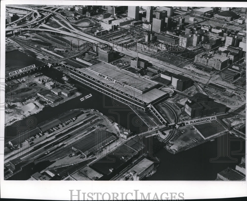 1968 Press Photo Motorists discovered a bypass through dock area onto Plankinton - Historic Images