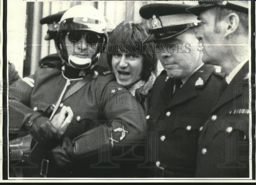 1971 Press Photo Officers kept tight hold on Matrai as they led him away - Historic Images