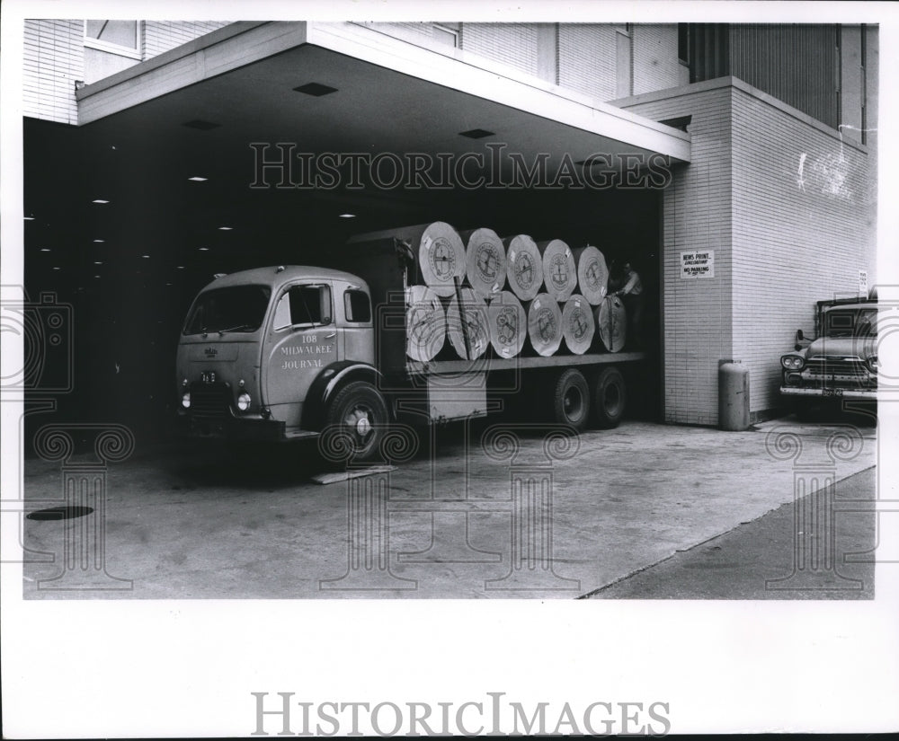 1963 Press Photo Paper and ink being delivered by truck to Milwaukee Journal-Historic Images