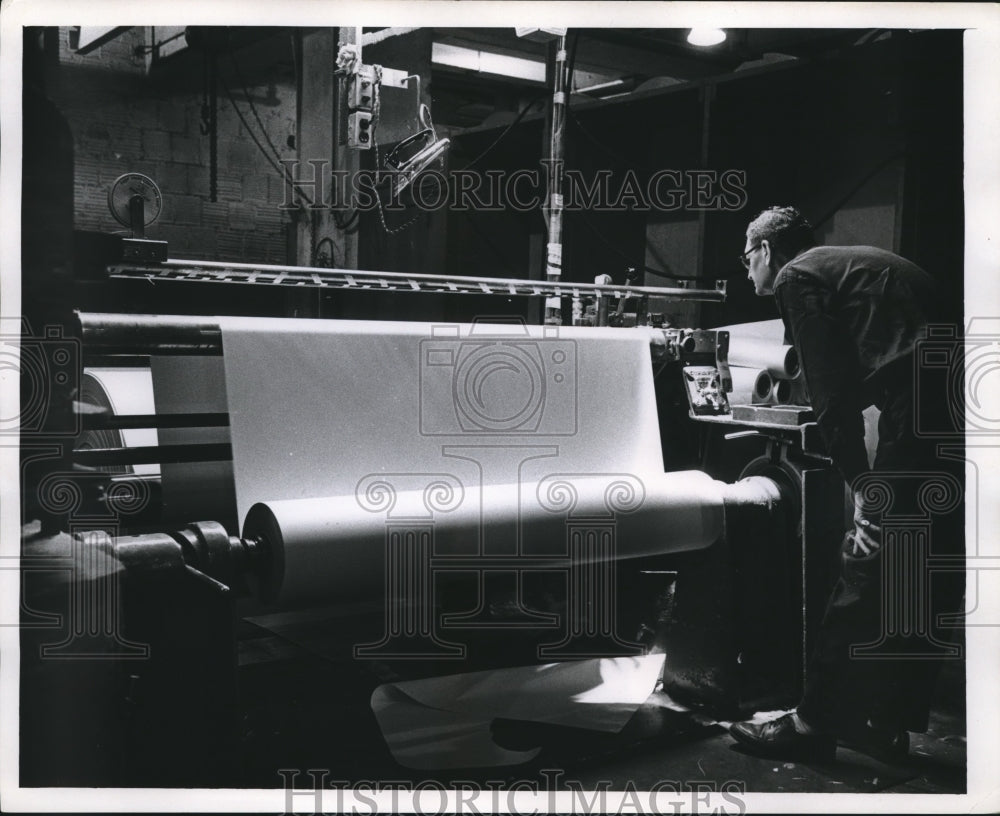1968 Press Photo Gerald Moe in the Milwaukee Journal paper and ink department - Historic Images