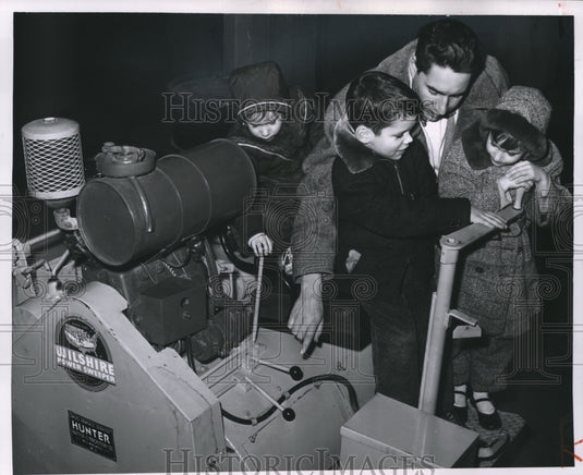 1955 Press Photo The Milwaukee Journal garage inspection tour - mjb30645 - Historic Images