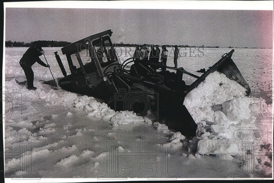 1994 Press Photo Front-end loader waits to be pulled from waters in Green Bay - Historic Images