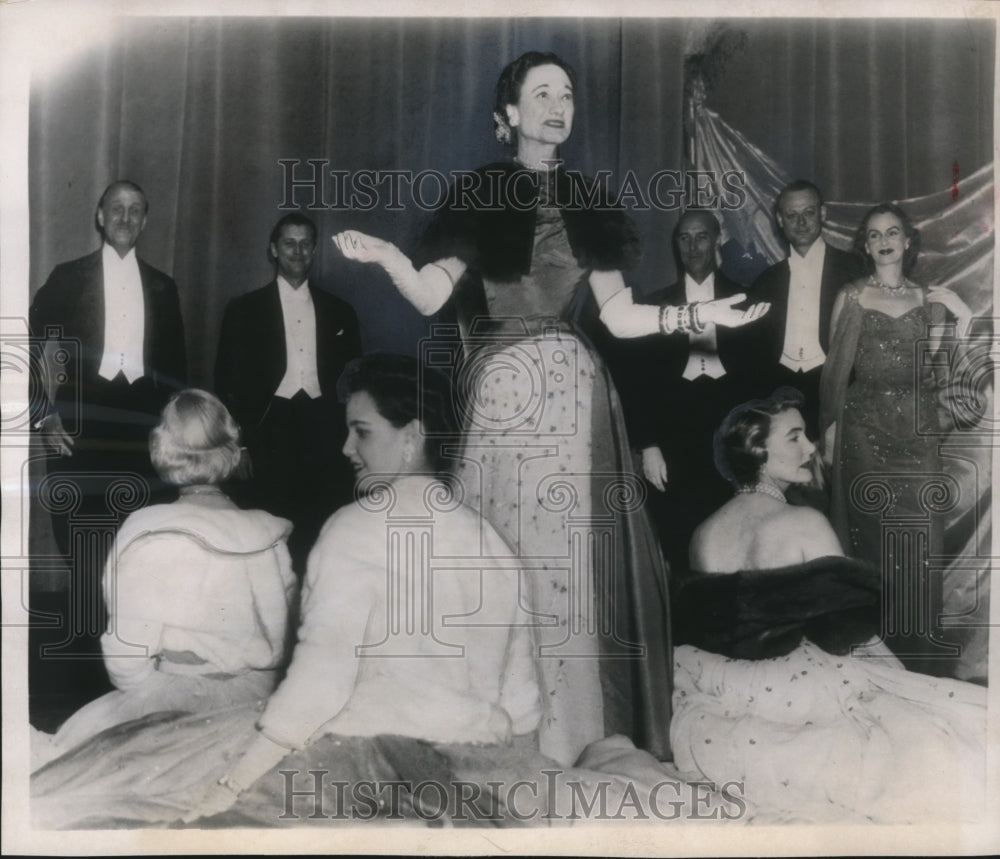 1953 Press Photo Duchess of Windsor Poses at Benefit Ball, New York - mjb30801 - Historic Images