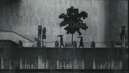 1985 Press Photo People with Umbrellas Outside Performing Arts Center, MIlwaukee - Historic Images