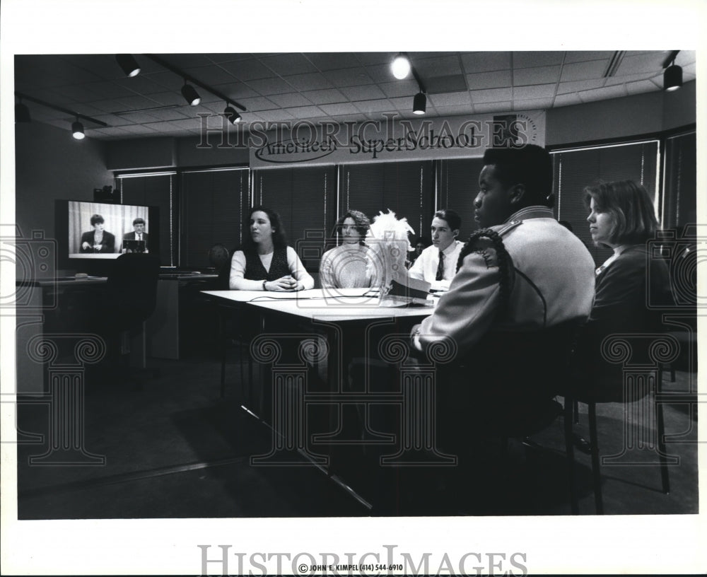 1995 Press Photo Marshall High students teleconference with students in England - Historic Images