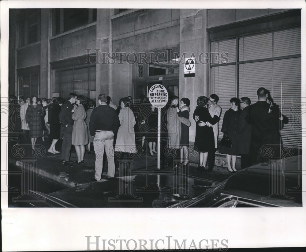 1963 Press Photo Students at Marquette University&#39;s Tower Dormitory at curfew - Historic Images