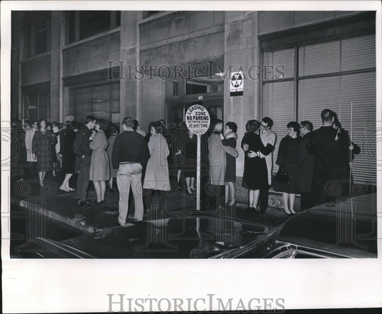 1963 Press Photo Students at Marquette University's Tower Dormitory at curfew - Historic Images