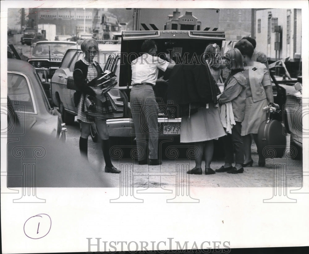 1968 Press Photo Family Unloads Trunk upon Arrival at Marquette University - Historic Images