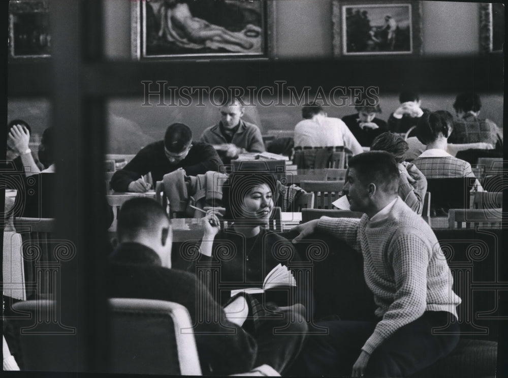 1961 Press Photo Marquette University Students Chat at Memorial Library-Historic Images