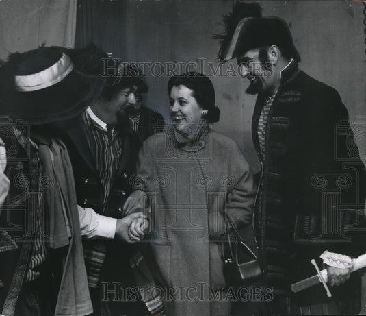 1954 Press Photo Gerry Wisniewski greeted on an assignment for Milwaukee Journal-Historic Images