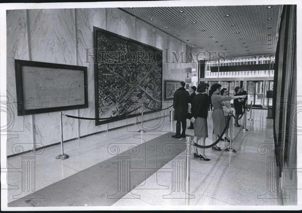 1966 Press Photo People view aerial photographs at the Marine Plaza, Milwaukee - Historic Images