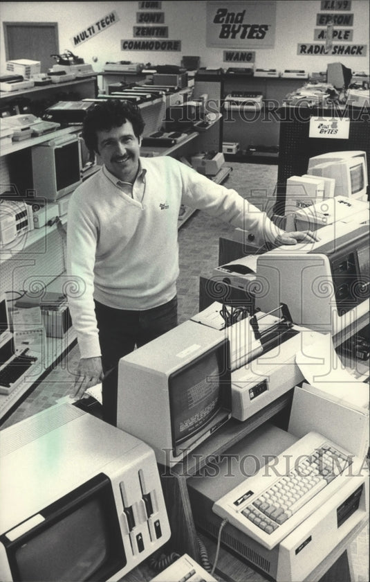 1985 Press Photo Skip Mandich, Owner of Milwaukee's 2nd Bytes Computer Store - Historic Images